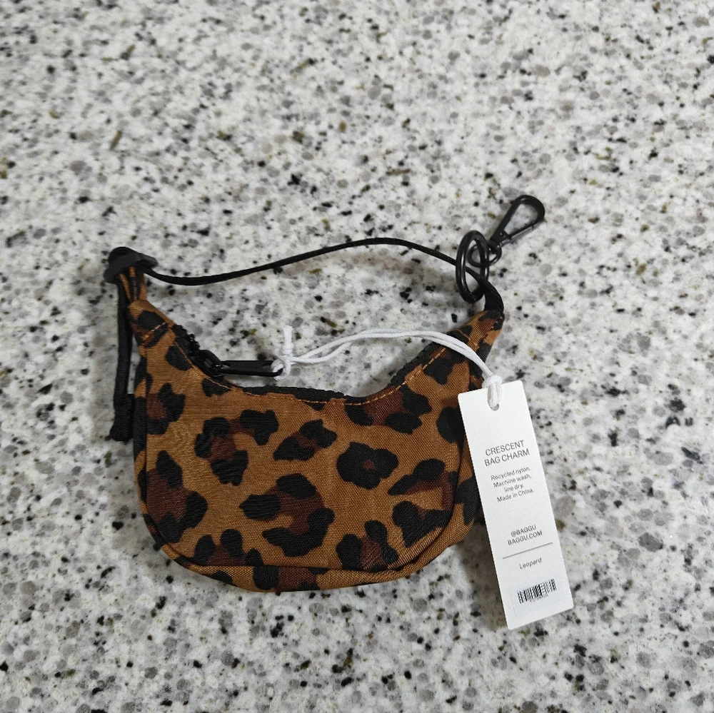 Baggu Crescent Bag Charm (leopard) - Picture 4 of 6